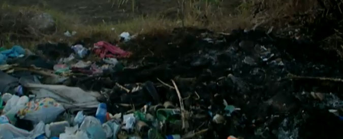 Copertina di Servizio Pubblico, la Terra dei Fuochi continua a bruciare