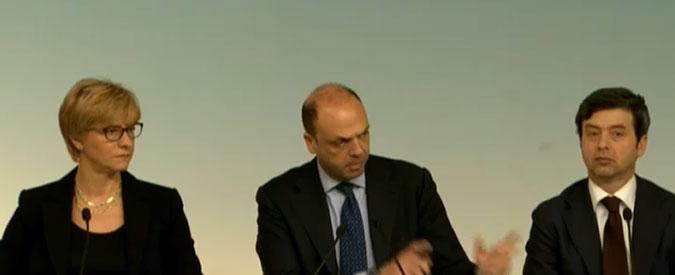 Copertina di Servizio Pubblico, Alfano: “L’impegno del governo nella Terra dei Fuochi è raddoppiato”