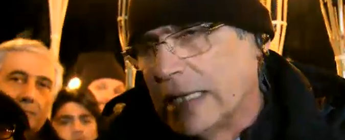 Copertina di Servizio Pubblico, Don Patriciello: “I soldati nella Terra dei Fuochi?  Erano 1000, sono diventati 100”