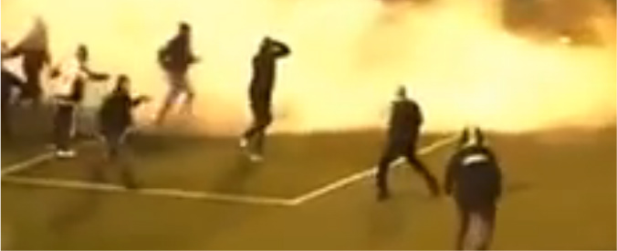 Copertina di Atene, scontri nel derby: tifosi in campo con mazze. Due i feriti