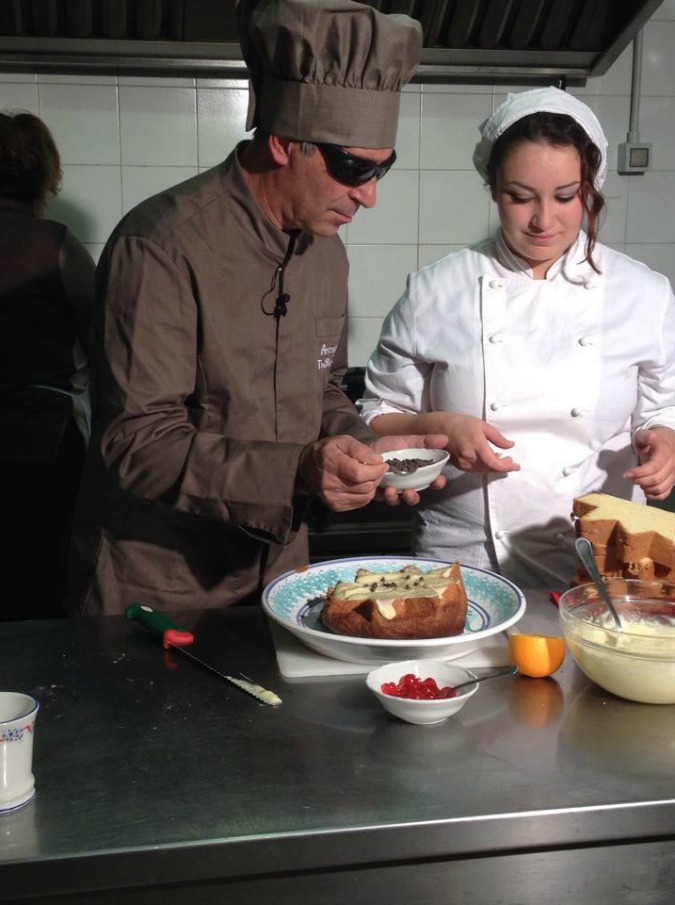 Antony Andaloro, l’unico ‘blind chef’ italiano: “Cucinare al buio non è facile. Uso la creatività”