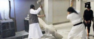 Ninive, a Mosul jihadisti Isis distruggono reperti e statue antiche nel museo – Video