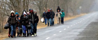 Copertina di Kosovo, è esodo: 150 mila emigrati in 6 mesi. ‘Migliaia a piedi verso Nord Europa’