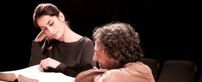 La donna che legge, al Teatro Out Off di Milano i segreti del triangolo amoroso