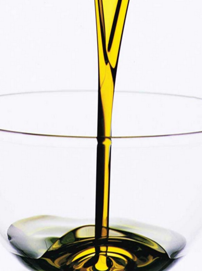 Olio extra vergine d’oliva, il rapporto con l’erotismo: “Invito al contatto fisico, alla stimolazione tattile”