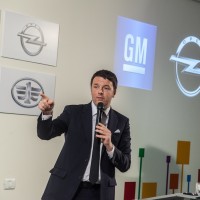 Matteo Renzi nella sede torinese di GM Powetrain