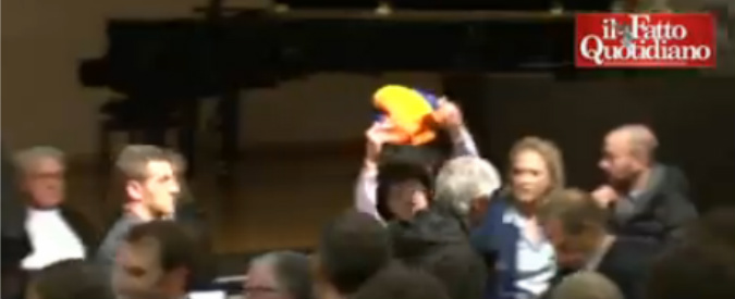 Copertina di Renzi a Torino, proteste e tensioni: studente prova a dare maschera a premier