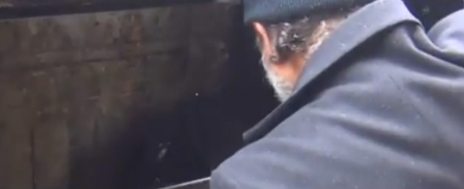 Copertina di Roma, il vox: ‘Ai rom la raccolta rifiuti differenziata? Sì, così si renderebbero utili’