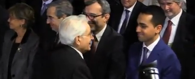 Copertina di M5S a insediamento Mattarella. Di Maio gli stringe la mano