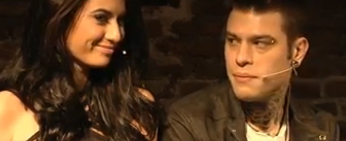 Copertina di Fedez: “Io esteticamente discutibile?”. Gesto dell’ombrello a Gasparri