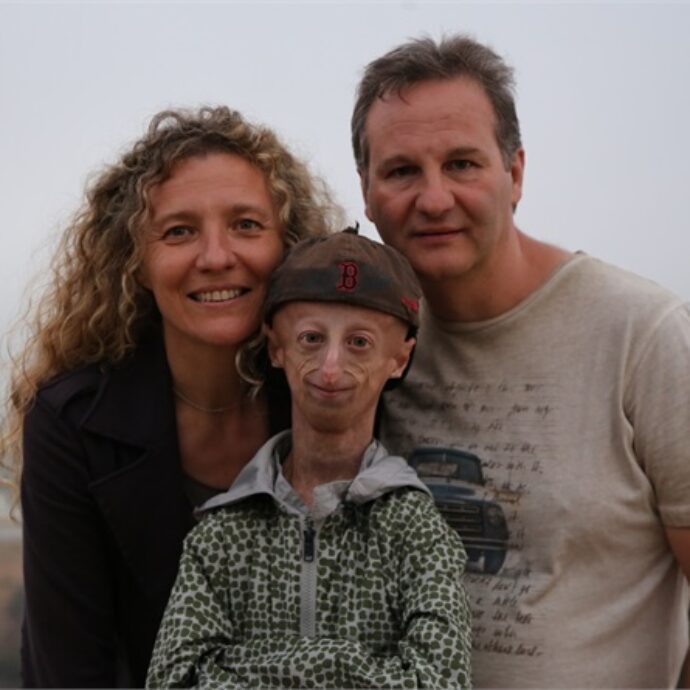 “Dopo la diagnosi di nostro figlio Sammy Basso eravamo impietriti. Progeria. Nel testamento ci ha scritto: tranquilli, è solo sonno arretrato”: così Amerigo Basso e Laura Lucchin