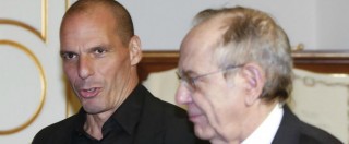Copertina di Debito, Varoufakis: “Anche Italia a rischio bancarotta”. Padoan: “Fuori luogo”
