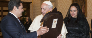 Copertina di Papa Francesco mette in vendita i regali ricevuti, il ricavato all’assistenza ai poveri