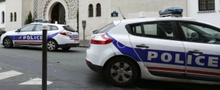 Copertina di Francia, uomo apre il fuoco davanti a una moschea di Brest, poi si suicida: “Due feriti, anche l’Imam”