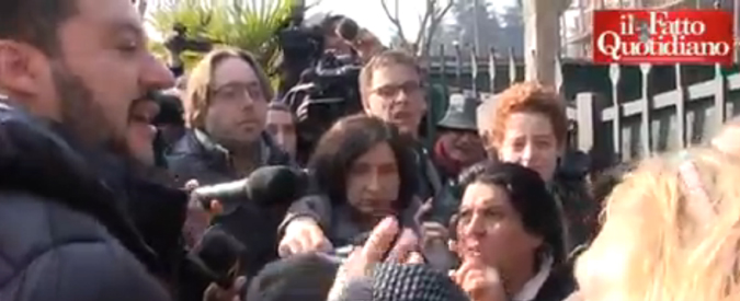 Copertina di Salvini agli abitanti del campo rom: “Sgombererei tutto”. “No, dacci un lavoro”