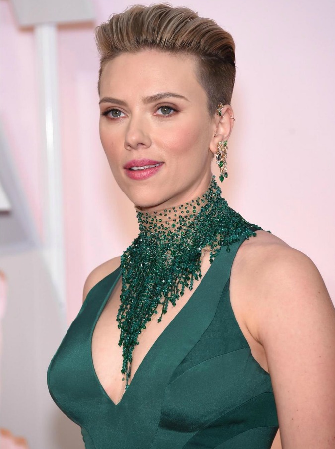 Oscar 2015, i look sul red carpet – Foto. Scarlett sorprende in verde e taglio rasato