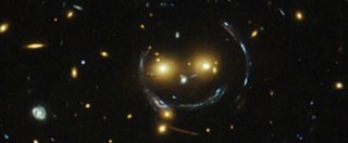 Copertina di Hubble fotografa uno smile nello spazio: è un ammasso galattico