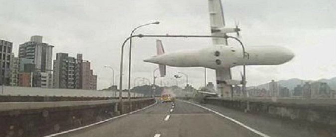 TransAsia Airways, a Taiwan aereo urta ponte e cade nel fiume. Almeno 26 morti