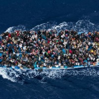 Massimo Sestini – Secondo Premio della categoria “General News, Singles” – Un barcone di migranti a largo delle coste libiche diretti verso la Sicilia