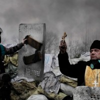 Jerome Sessini (Magnum Photos) – Secondo premio nella categoria “Spot News,  Stories” – Un dimostrante chiede soccorso per un compagno ferito da un colpo di mortaio a Kiev.