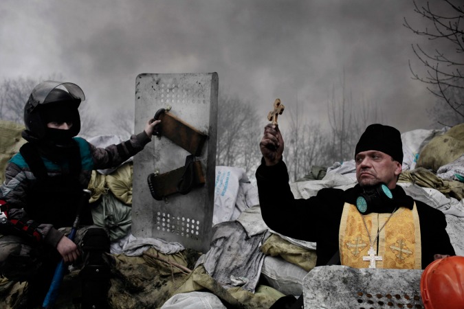 Jerome Sessini (Magnum Photos) – Secondo premio nella categoria “Spot News,  Stories” – Un dimostrante chiede soccorso per un compagno ferito da un colpo di mortaio a Kiev.