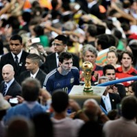Bao Tailiang Chengdu Economic Daily) – Primo premio nella categoria “Sport” – Lo sguardo triste di Leo Messi verso la Coppa del Mondo, persa dall’Argentina in finale contro la Germania, al “Maracanà” di Rio de Janeiro