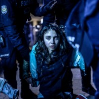 Bulent Kilic (France Presse) – Primo premio nella categoria Spot News, Single – Una ragazza turca ferita negli scontri con la polizia durante i funerali di Berkin Elvan, il 15enne ucciso dopo le percosse da parte degli agenti durante le proteste contro il governo di Erdogan