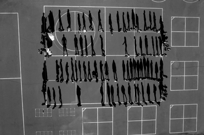 Tomas van Houtryve (Harper’s Magazine) – Terzo premio nella categoria “Storie contemporanee” – Studenti di una scolaresca di El Dorado, in California, fotografati da una camera montata su un drone.