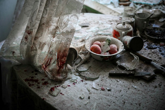 Sergei Ilnitsky (European Pressphoto Agency) – Primo premio nella categoria “General News, Singles” – I resti di una tavola nel centro di Donetsk, in Ucraina, dopo i bombardamenti.