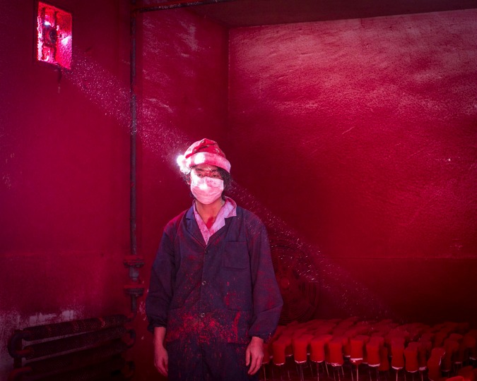 Ronghui Chen (City Express) – Secondo Premio nella categoria “Contemporary Issues , Singles” – Un lavoratore 19enne davanti a decorazioni natalizie in una fabbrica di Yiwu, in Cina. Il colore è evaporato e ha creato una polvere rossa nell’aria.