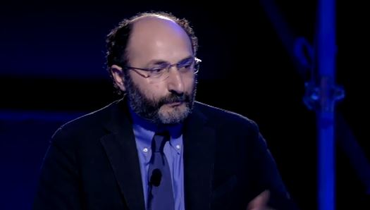 Copertina di Servizio Pubblico, Lillo: “Totti è un personaggio positivo”