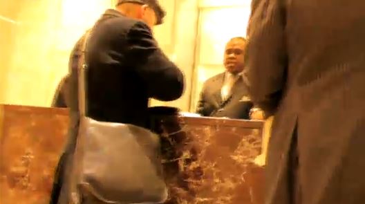 Copertina di Servizio Pubblico, Casadio a New York: ‘Luca Lupi lavora qui?’. ‘No’