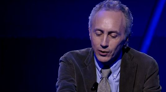 Copertina di Servizio Pubblico, Travaglio: “Paradosso delle grandi opere? Rubano di più e spesso non servono a nulla”