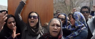 Copertina di Kabul, donne portano feretro di 27enne uccisa: ‘Oltraggio a Corano, non c’è prova’