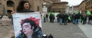 Aldrovandi, questore di Reggio Emilia: “Col taser sarebbe ancora vivo”. La madre: “No. Morto perché pestato”