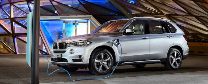 Copertina di La BMW X5 xDrive40e fa 30 km con un litro: è la “magia” dell’ibrido plug-in – FOTO