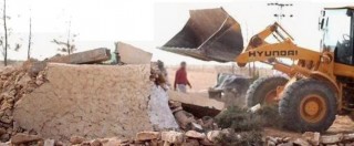 Copertina di Isis, jihadisti in Libia distruggono con il bulldozer tempio Sufi alle porte di Tripoli