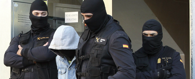 Spagna, arrestata famiglia di 4 persone: “Pronti a volare in Siria e unirsi a Isis”