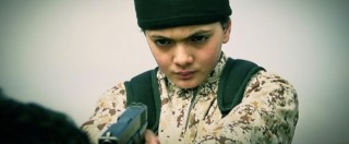 Copertina di Isis, Stato Islamico pubblica nuovo video: bambino uccide presunta spia del Mossad