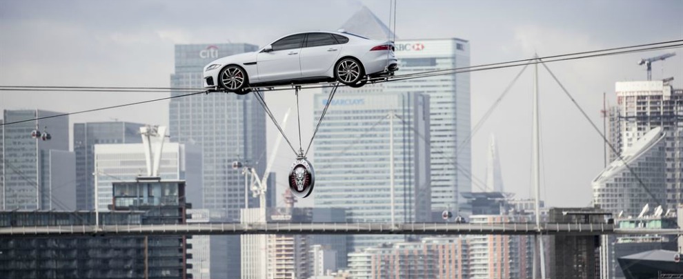 Copertina di Jaguar XF, la funambola “cammina” sulla corda a 18 metri di altezza – FOTO