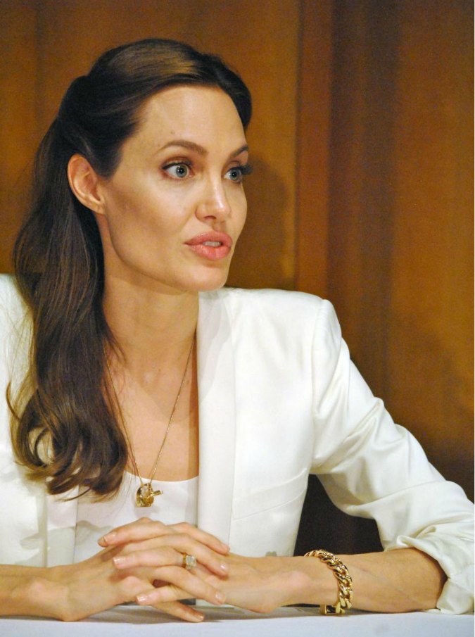Angelina Jolie si fa rimuovere le ovaie per rischio cancro: “La conoscenza è potere”