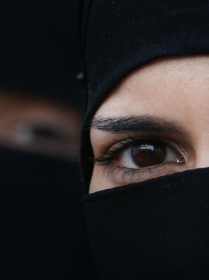 Isis, ecco le ragazze della jihad: “Romantiche, impressionabili e sognano la famiglia”
