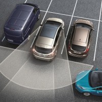 Sensori di parcheggio frontali, posteriori, laterali. Più l’avviso di veicoli in arrivo (Cross Traffic Alert), che riconosce la presenza di veicoli in
avvicinamento quando si fa retromarcia