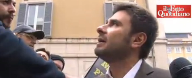 Copertina di Scuola, precari esclusi contro Renzi: ‘Sfruttati e ora fuori’. M5S: ‘Soldi per Incalza si trovano per loro no’