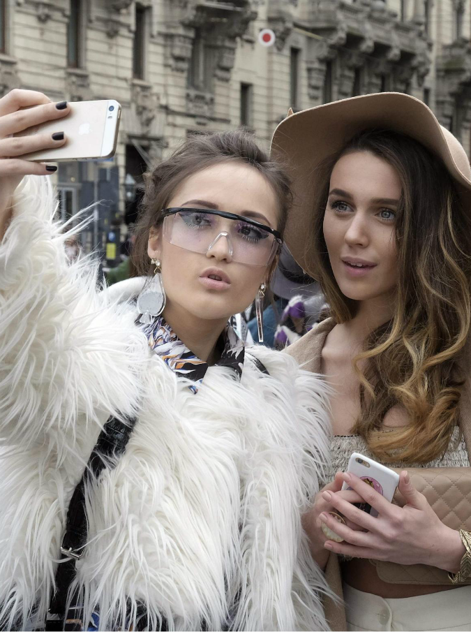 Selfie, fenomenologia dell’autoscatto. I trend più di successo? ‘Hand-selfies” e “Belfies”