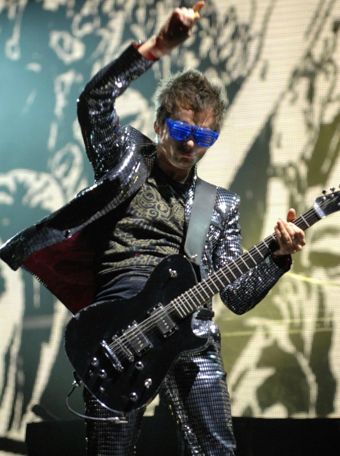 Muse, Drones: il ritorno di Bellamy&co con un rock tirato e dall’incedere quasi “classico”