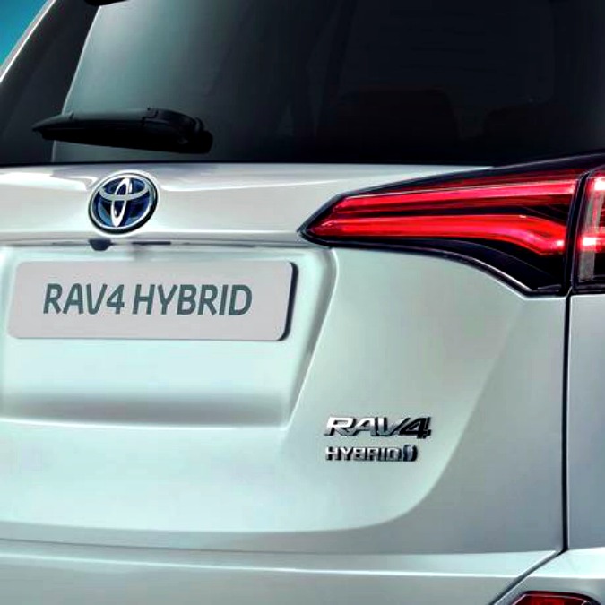 Toyota RAV4, per la prima volta è anche ibrida. Debutto al Salone di New York