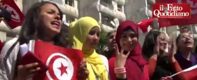 Copertina di Tunisi, decine di migliaia al corteo: “In marcia per dichiarare guerra al terrorismo”