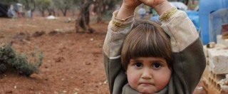 Copertina di Siria, foto simbolo: davanti all’obiettivo bimba si arrende. ‘Credeva fosse un’arma’