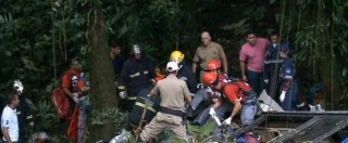 Copertina di Brasile, autobus finisce in una scarpata a Santa Catarina: 49 morti e decine di feriti